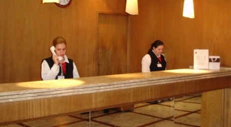 Sesc e Cetam oferecem cursos gratuitos de Recepcionista de Hotel e Auxiliar de Estoque