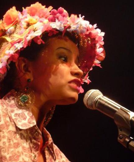 Sesc apresenta show musical com a cantora Jade Safirah, neste sábado