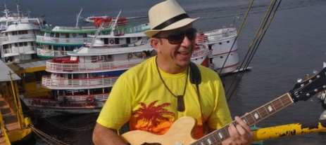 Musical de Esquina do Sesc apresenta cantor Roberto Lima