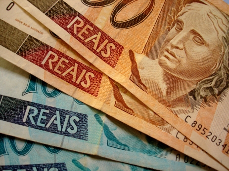 54,6% dos consumidores pretendem usar o 13º para pagar dívidas, aponta Fecomércio