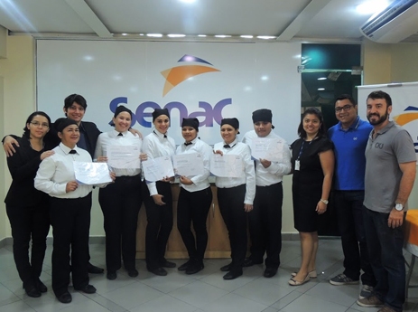 Parceria entre Senac e Sine Manaus certifica alunos após curso de garçom