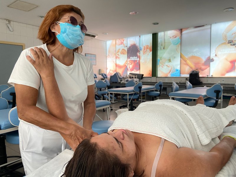 ​Mãos sensíveis e ouvidos atentos: deficientes visuais trilham caminho da massoterapia, em Manaus