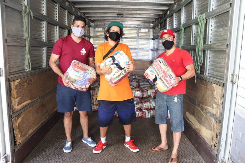 ​Trabalhadores do setor artístico recebem doações de alimentos do Sesc AM