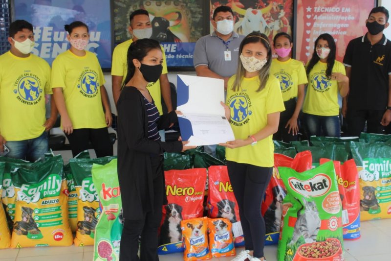 ​Alunos do técnico de eventos arrecadam 525 kg de ração para animais de rua, no AM