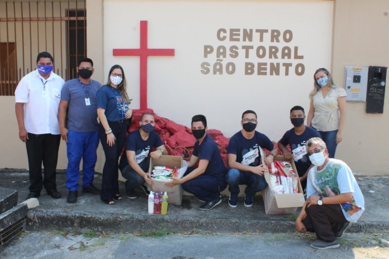 Alunos e colaboradores do Senac AM fazem doação para paróquia São Bento, na Cidade Nova