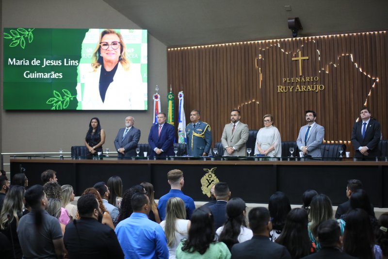 Presidente da Junta Comercial do Amazonas recebe Medalha Ruy Araújo na Assembleia