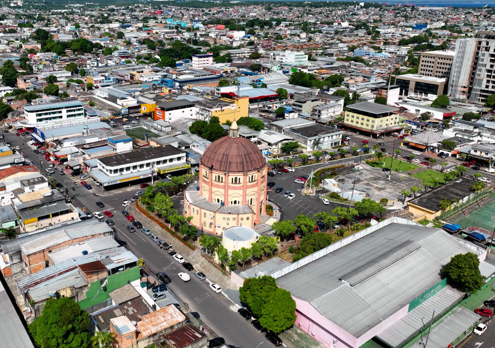 Moradores e domic&iacute;lios em 2025 no Amazonas