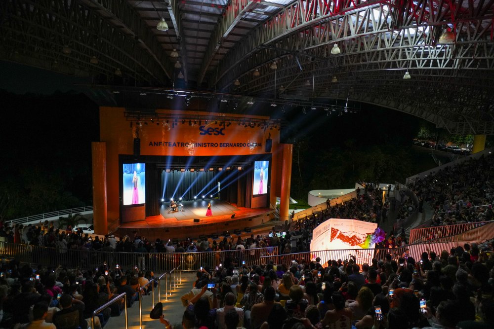 ​Fecom&eacute;rcio Amazonas celebrou o Dia do Comerciante com show especial de Zizi Possi