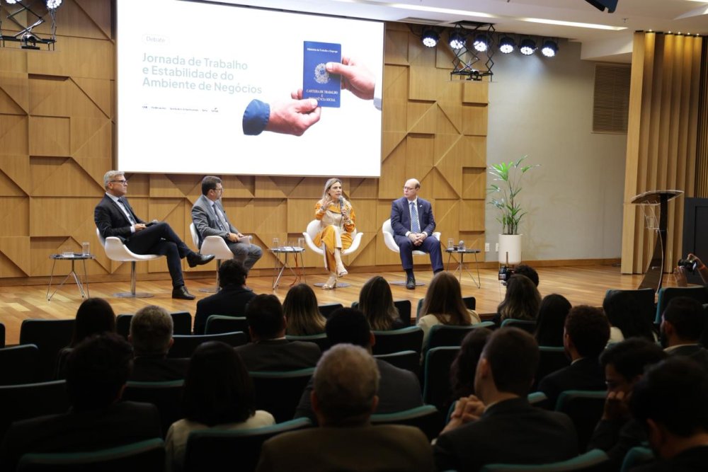 CNC lan&ccedil;a estudo sobre impactos da redu&ccedil;&atilde;o da jornada e defende que altera&ccedil;&otilde;es sejam feitas por negocia&ccedil;&atilde;o coletiva